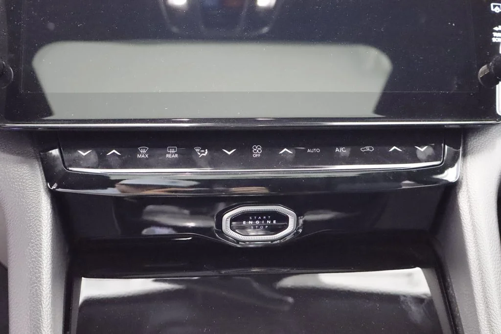 New 2026 Diamond Black Crystal Pearl-Coat Exterior Paint Jeep Altitude image 23