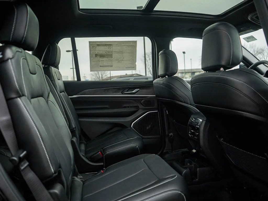 New 2026 Diamond Black Crystal Pearlcoat Jeep Limited Reserve image 13