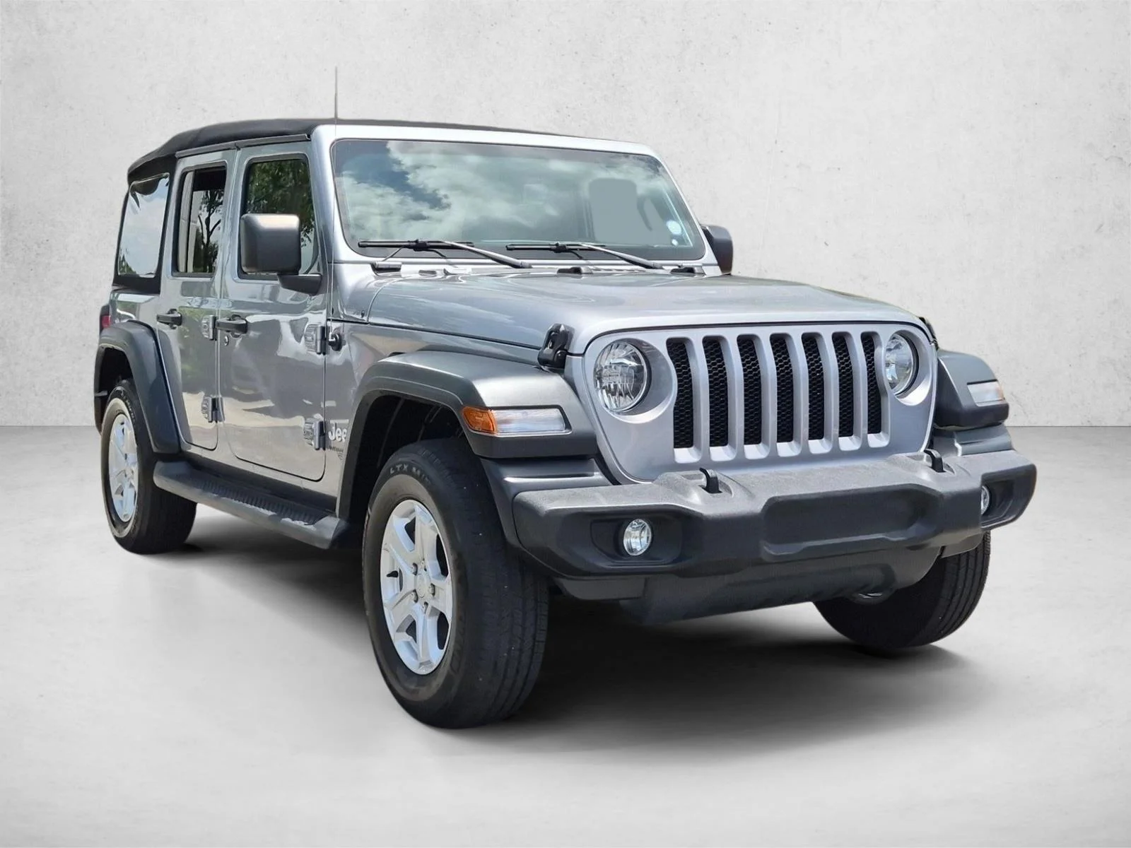 Used 2019 Billet Silver Metallic Clearcoat Jeep Sport S image 3