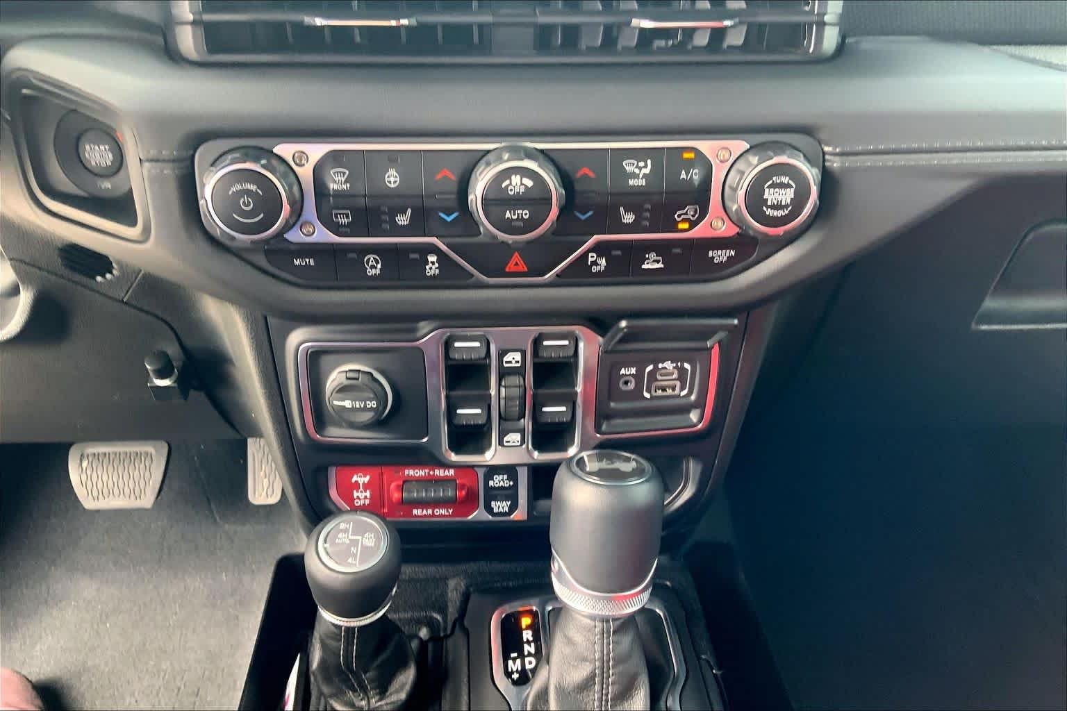 Used 2024 Bright White Clearcoat Jeep Rubicon X image 33