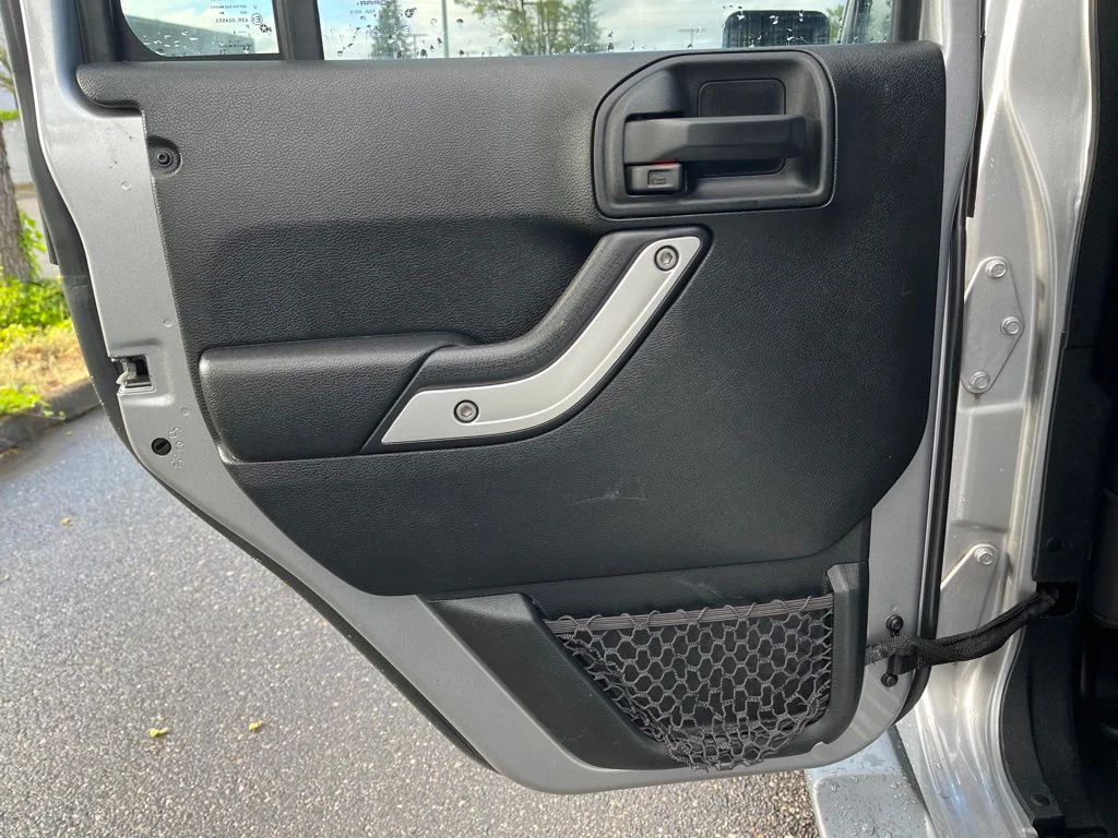 Used 2018 Silver Jeep Unlimited Sahara image 11