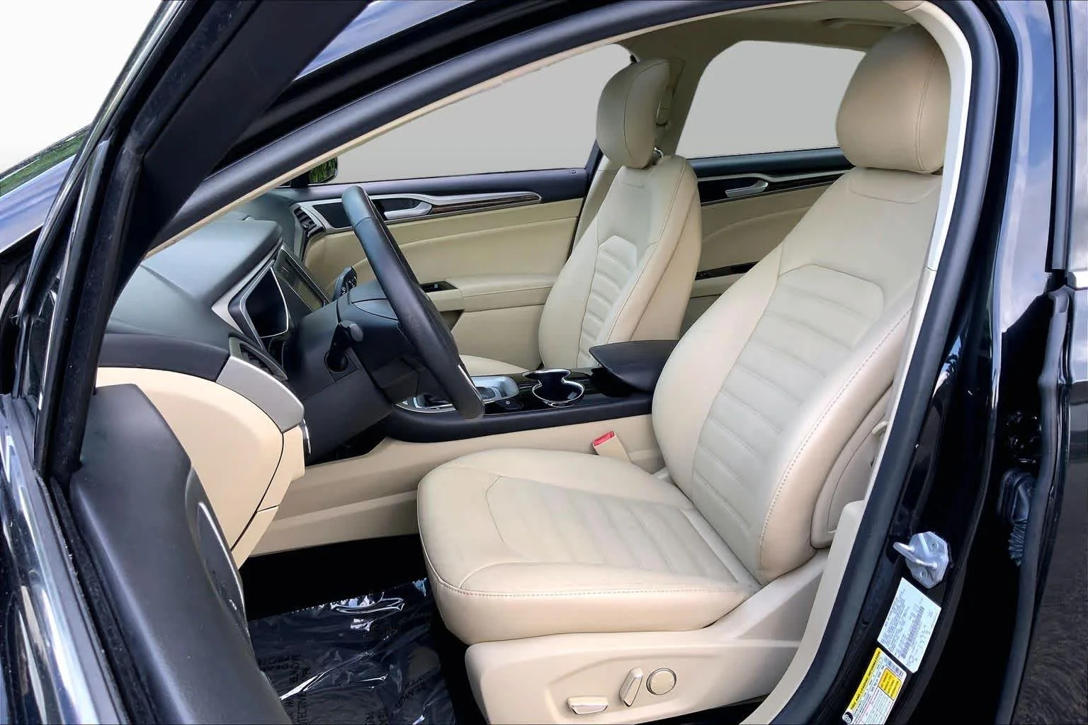 Used 2014 Tuxedo Black Metallic Ford SE image 8