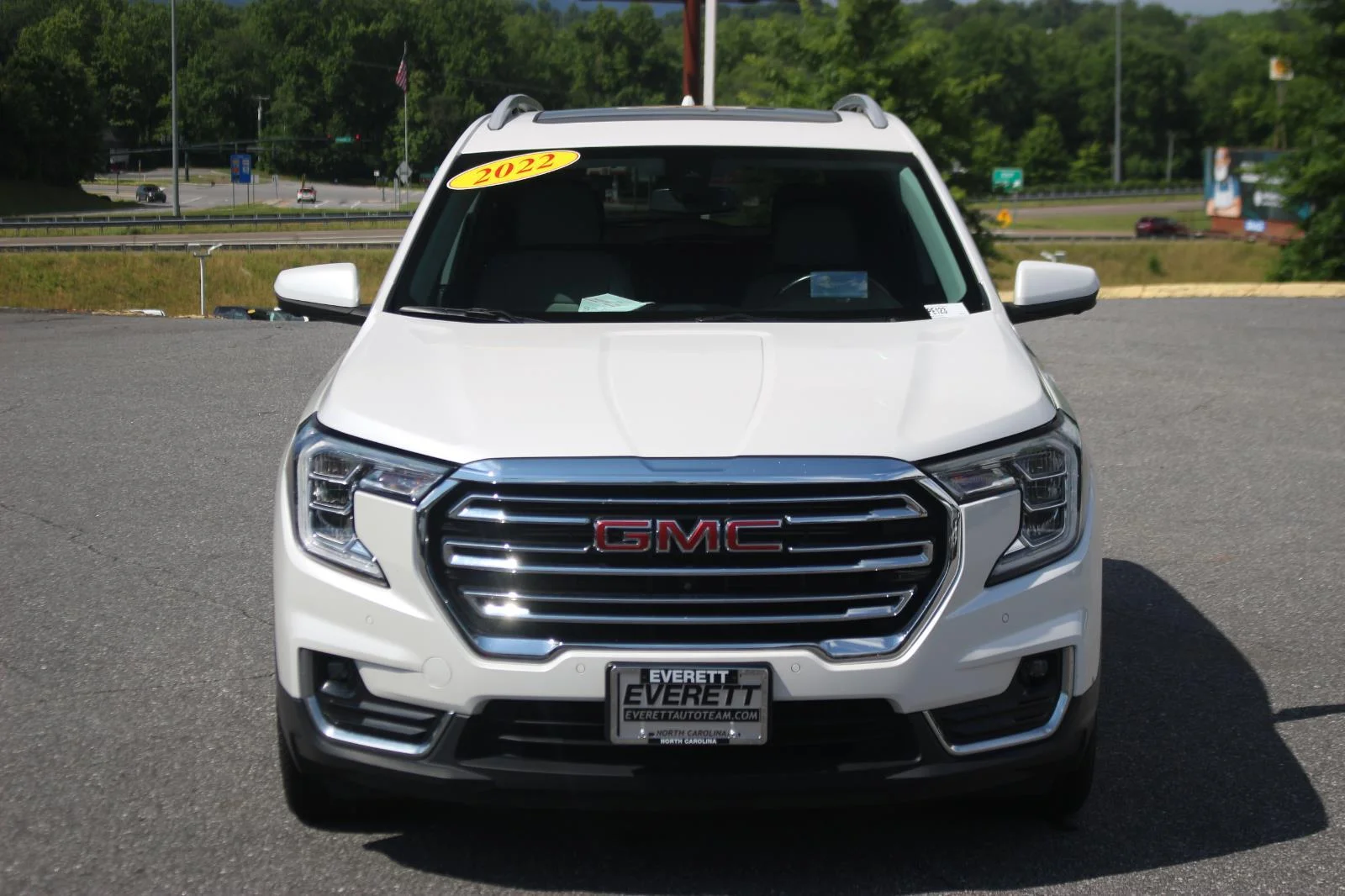 Used 2022 White Frost Tricoat GMC SLT image 2