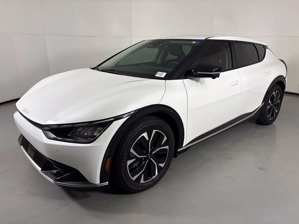 Used 2022 White Kia Wind image 4
