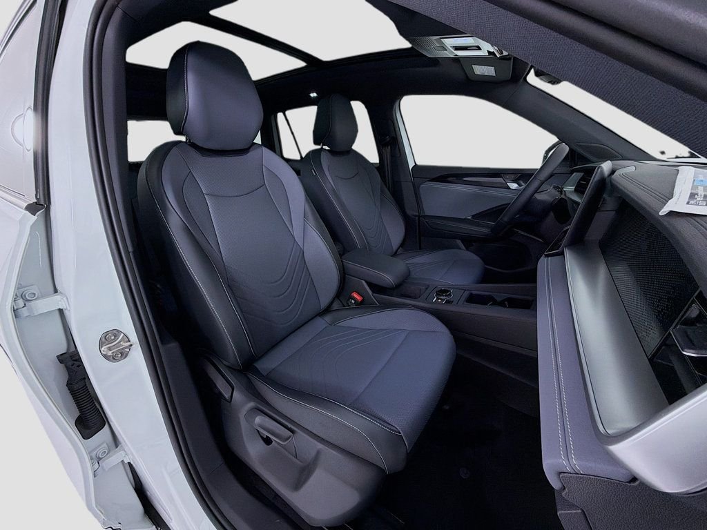 New 2026 Opal White w/Deep Black Roof Volkswagen 2.0T SE R-Line Black 4MOTION image 30