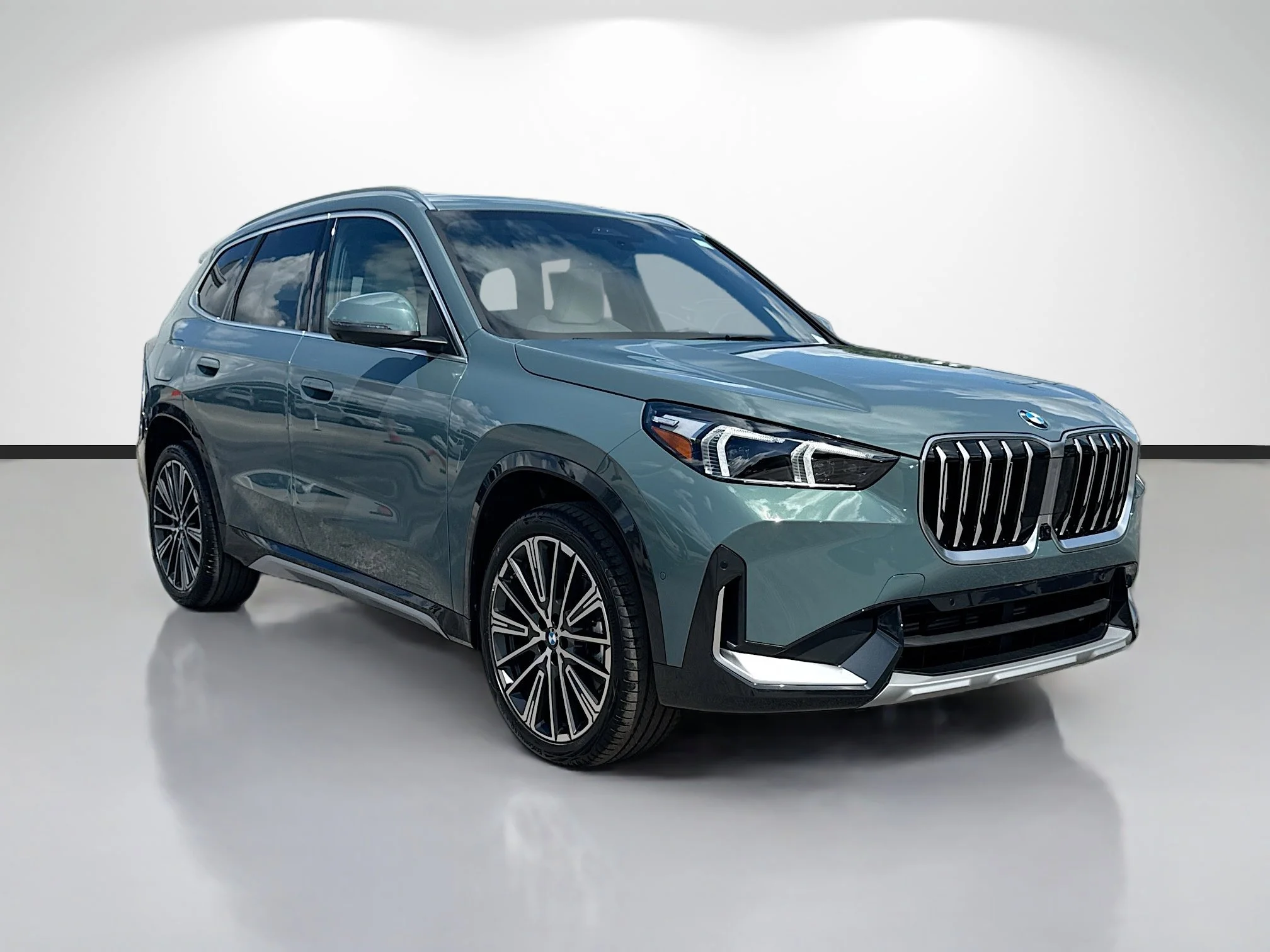 New 2026 Cape York Green Metallic BMW xDrive28i image 1