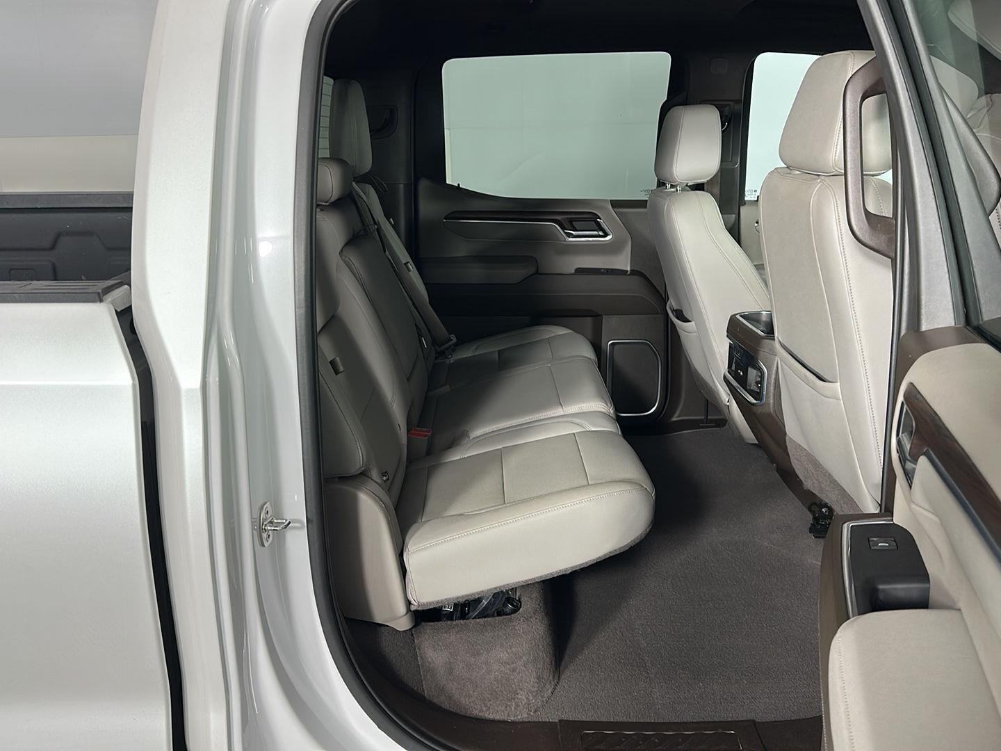 Used 2022 White Frost Tricoat GMC SLT image 29