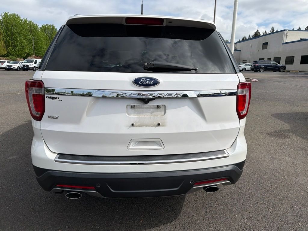 Used 2018 White Platinum Clearcoat Metallic Ford XLT image 4