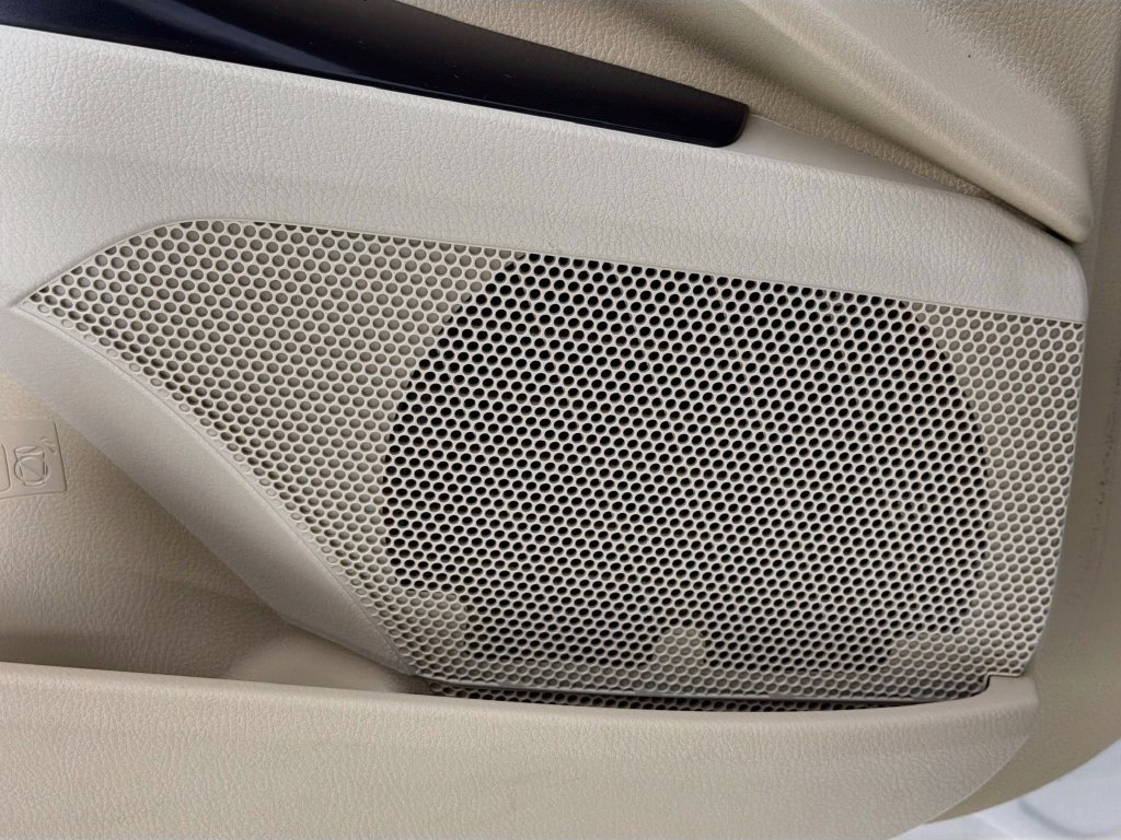 Used 2018 Beige Toyota XLE image 19