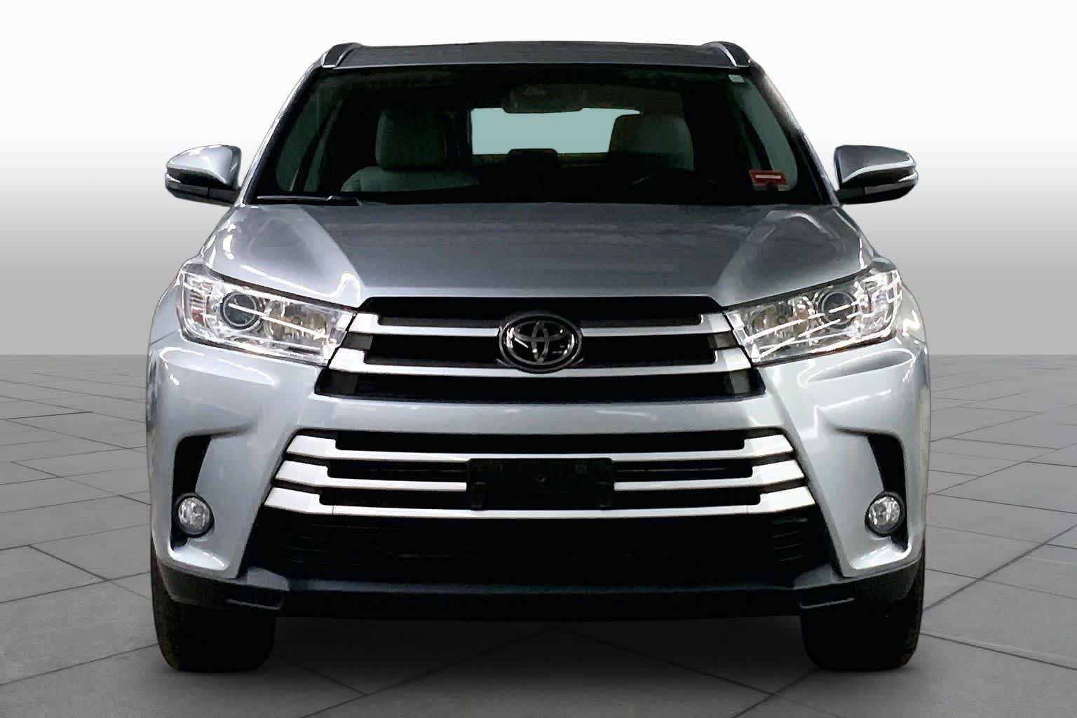 Used 2018 Celestial Silver Metallic Toyota XLE image 4