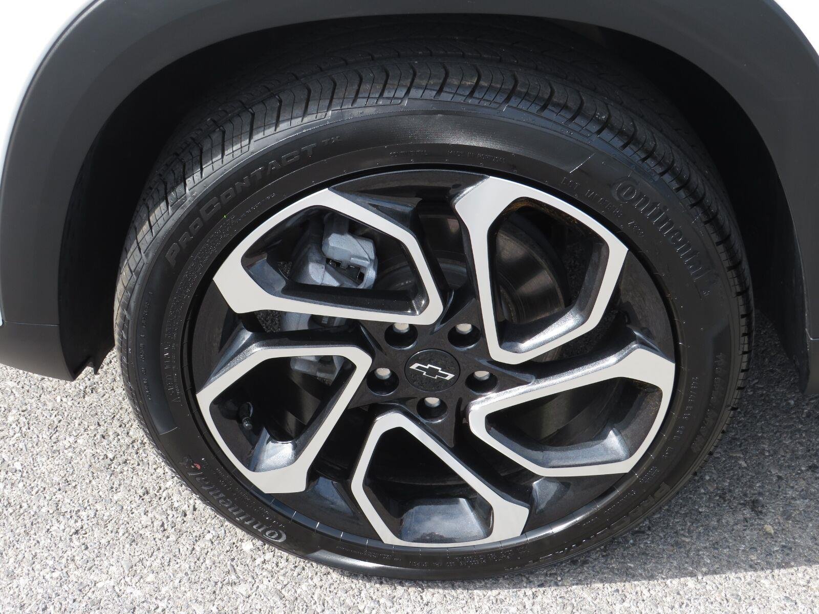 Used 2025 Summit White Chevrolet 2RS image 11