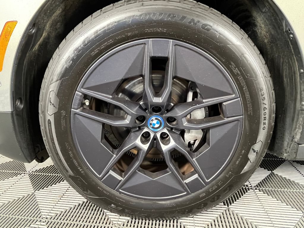 Used 2024 Gray BMW xDrive50 image 17