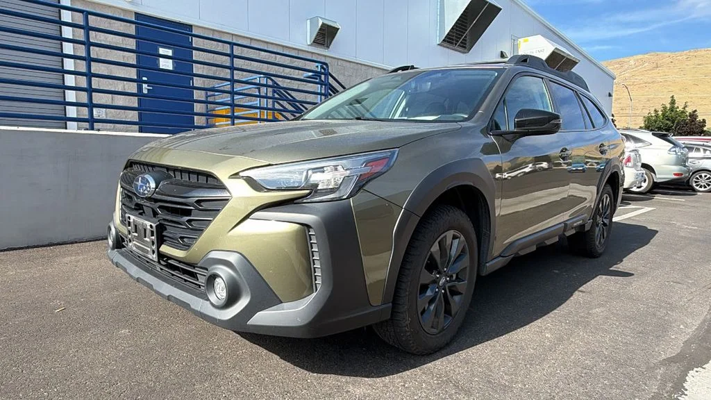 Used 2023 Green Metallic Subaru Onyx Edition image 4