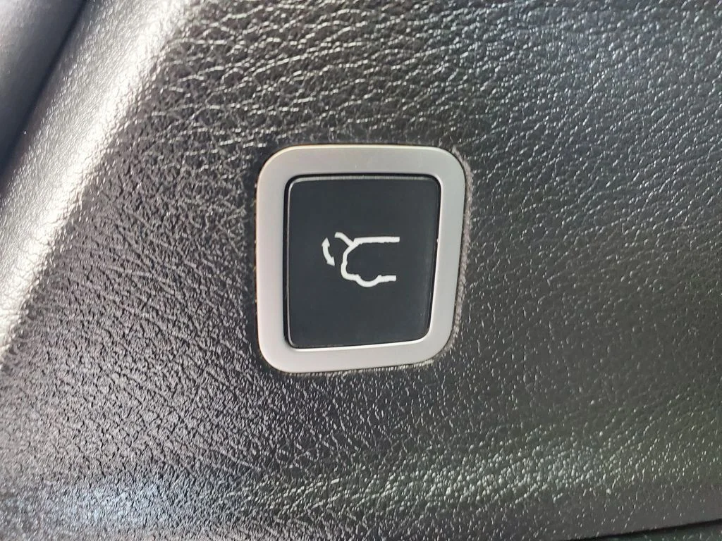 Used 2019 Silver Chrysler Limited image 36
