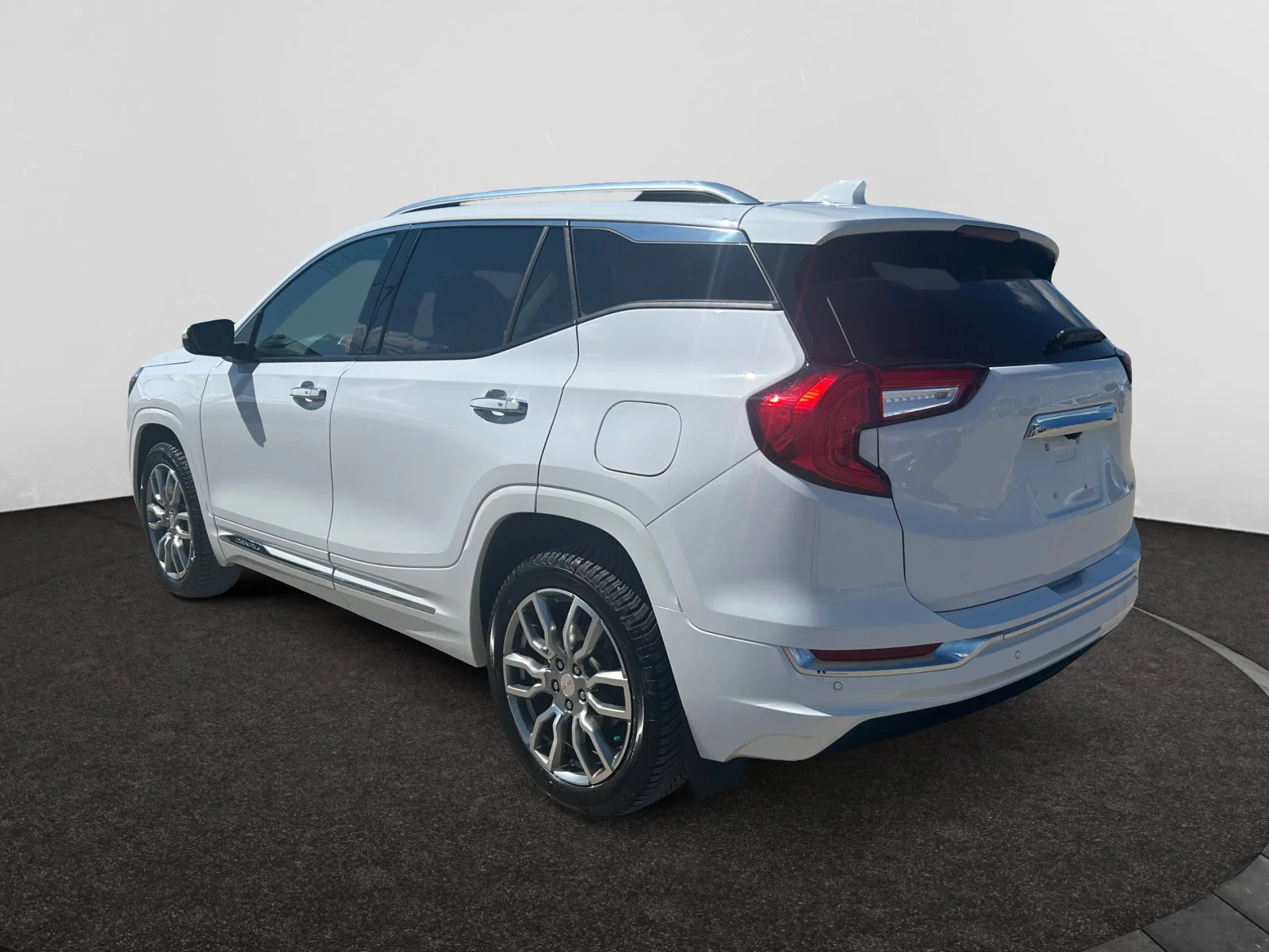 Used 2024 White GMC Denali AWD image 3