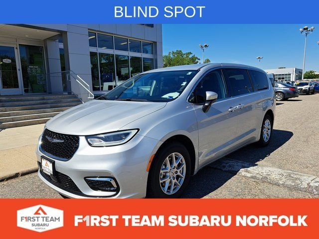 2023 Chrysler Pacifica Touring L's photo