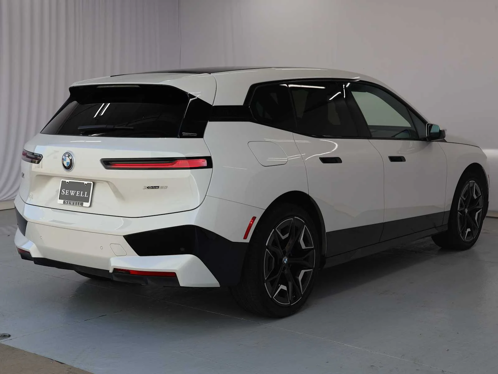 Used 2024 Mineral White Metallic BMW xDrive50 image 9