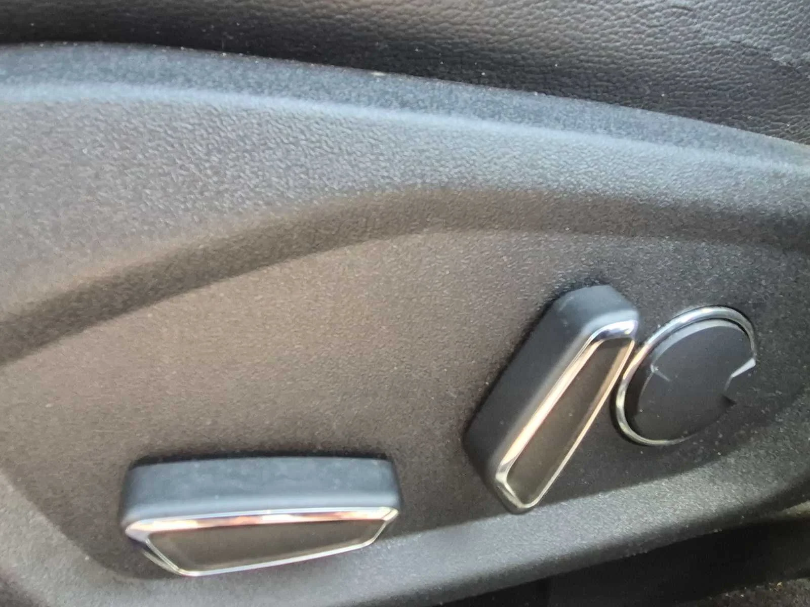 Used 2018 Blue Metallic Ford SE image 16