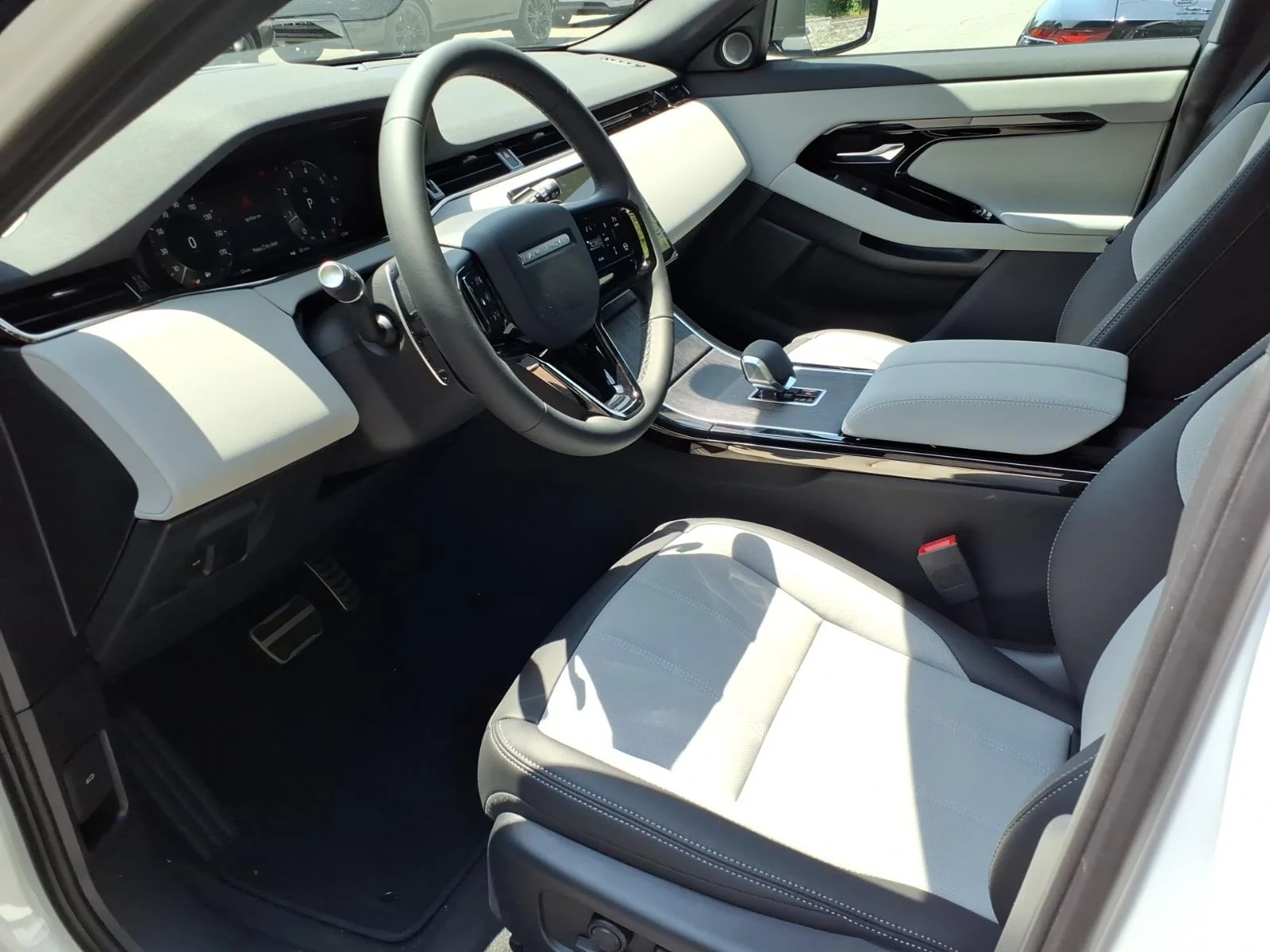 New 2026 Fuji White Land Rover P250 Hoxton Edition image 17