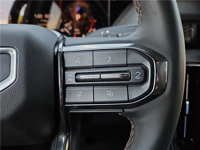 Used 2025 Summit White GMC AT4 4x4 image 19