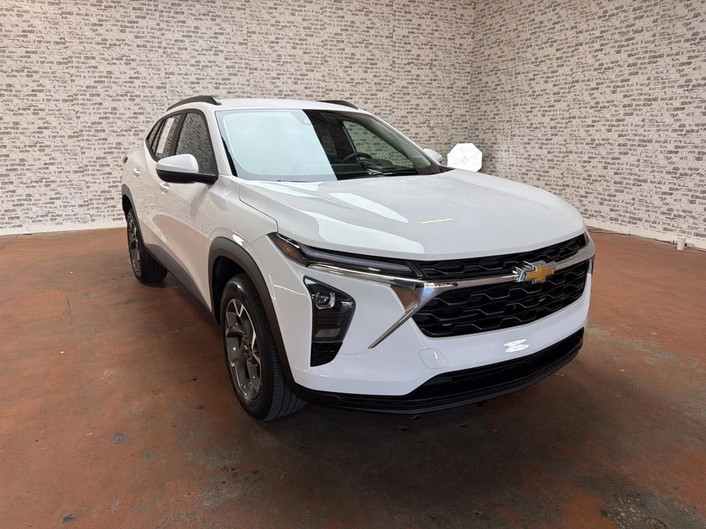 Used 2025 Summit White Chevrolet LT image 1
