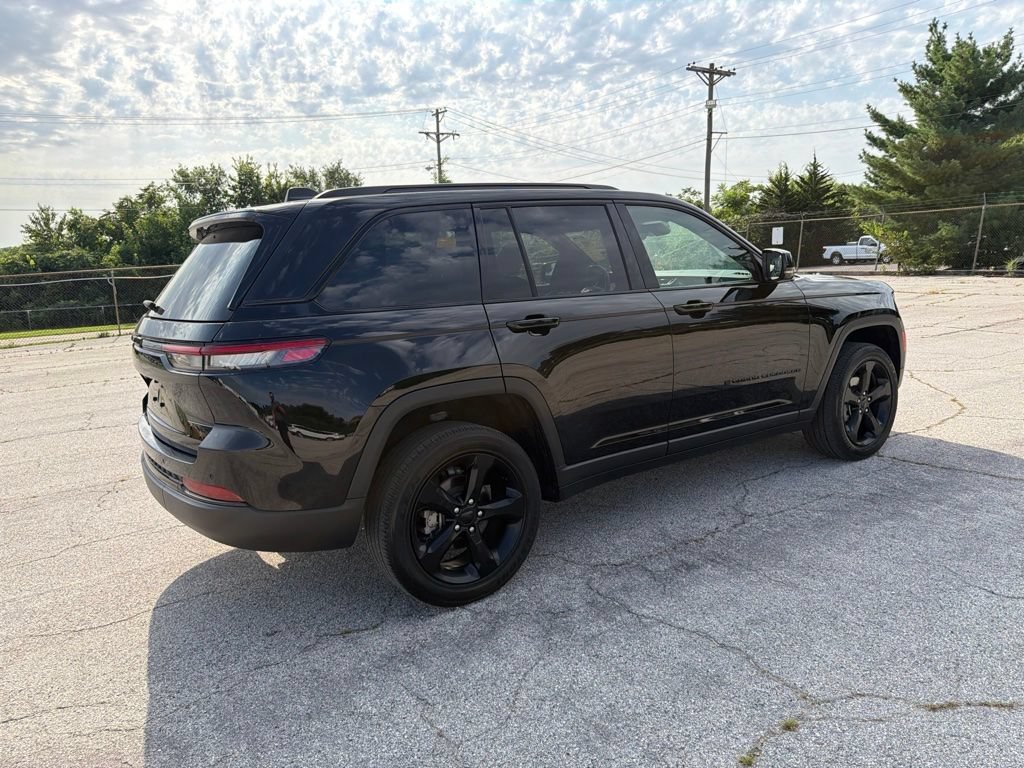 Used 2023 Diamond Black Jeep Altitude image 3