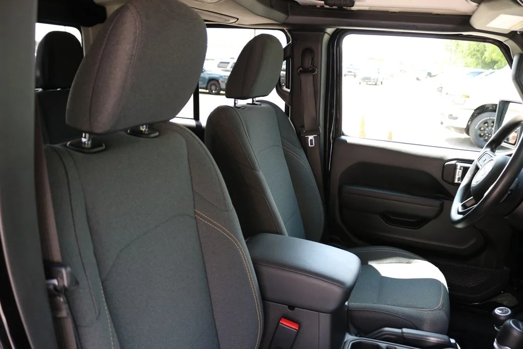 Used 2024  Jeep Sport image 19