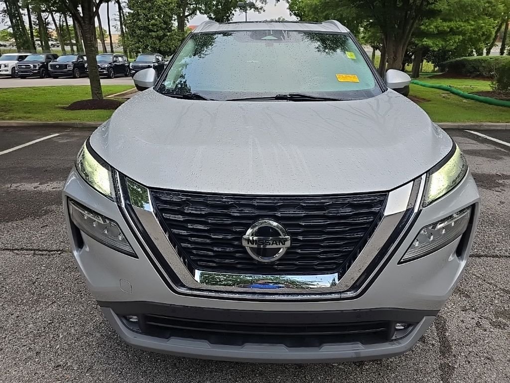 Used 2021 Silver Nissan SL image 3