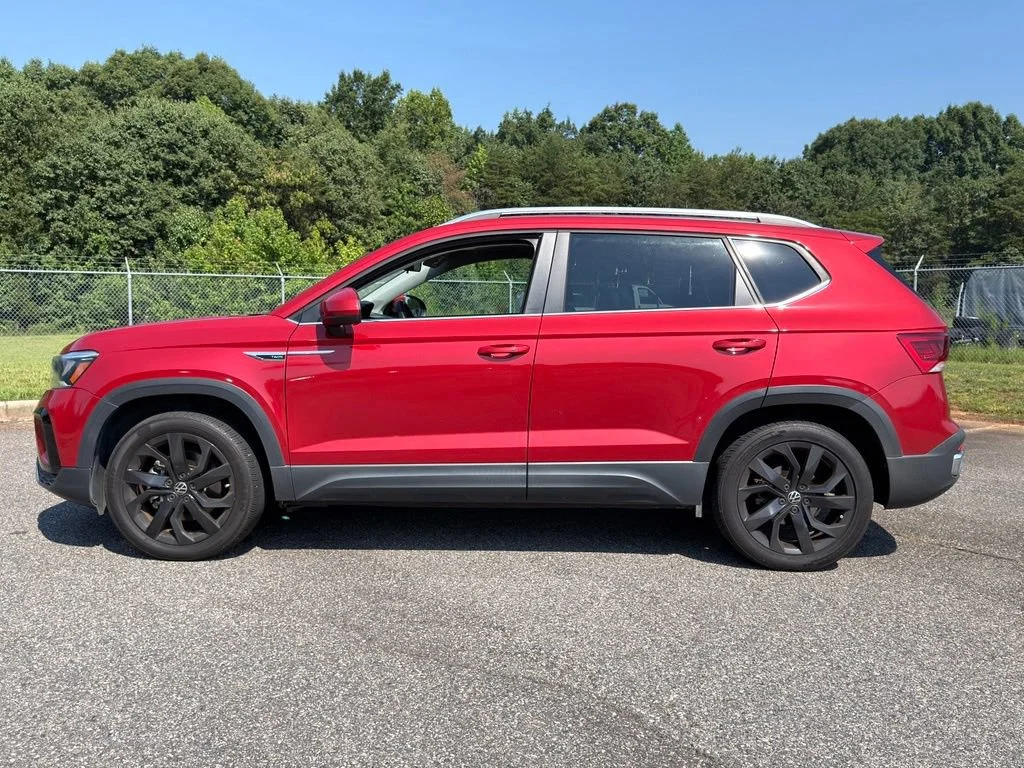Used 2022 Red Volkswagen 1.5T SE image 4