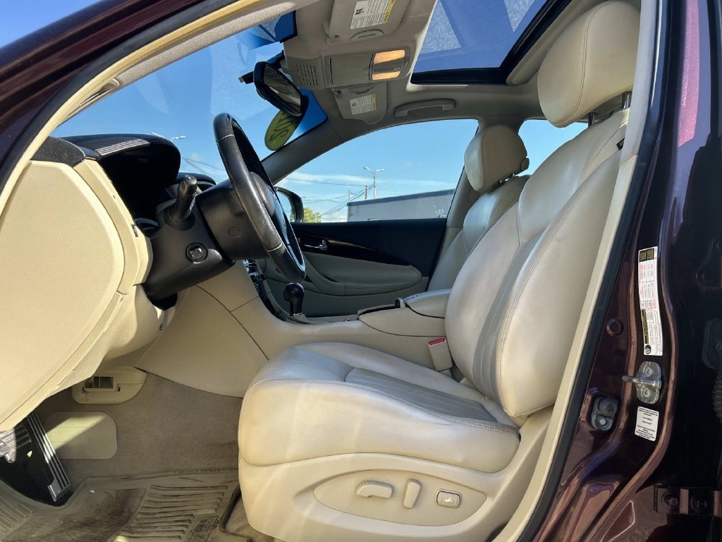 Used 2017 Black INFINITI Base image 14