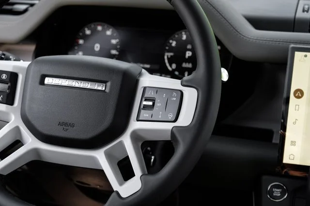 New 2026 White Land Rover X-Dynamic SE image 24
