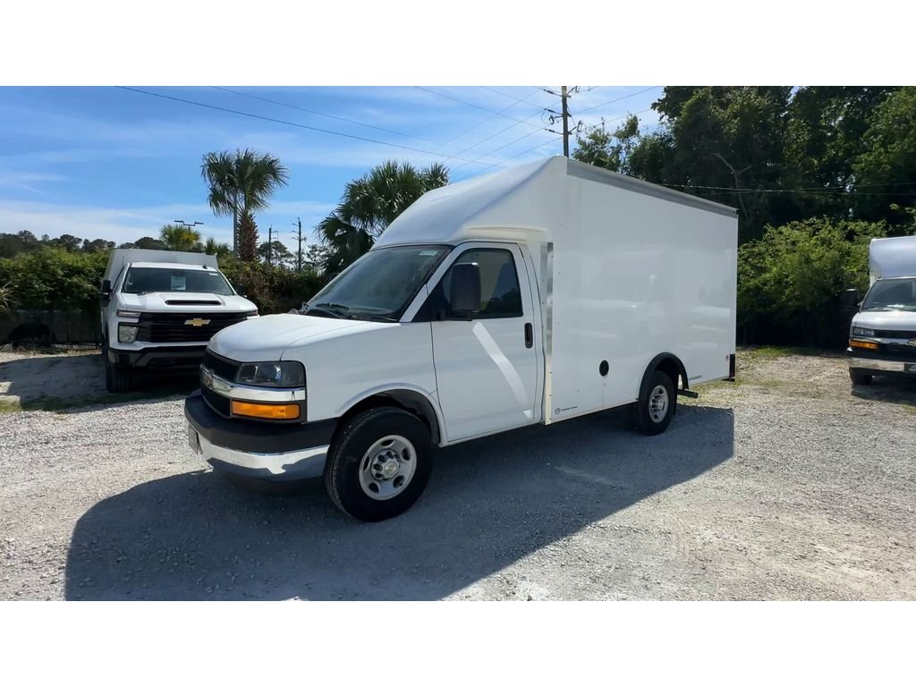 New 2025 Summit White Chevrolet 1WT image 6
