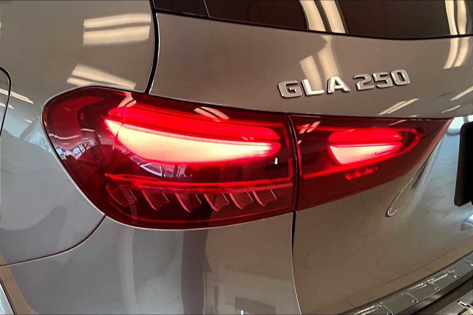 Used 2025 Mountain Grey Metallic Mercedes-Benz GLA 250 image 28