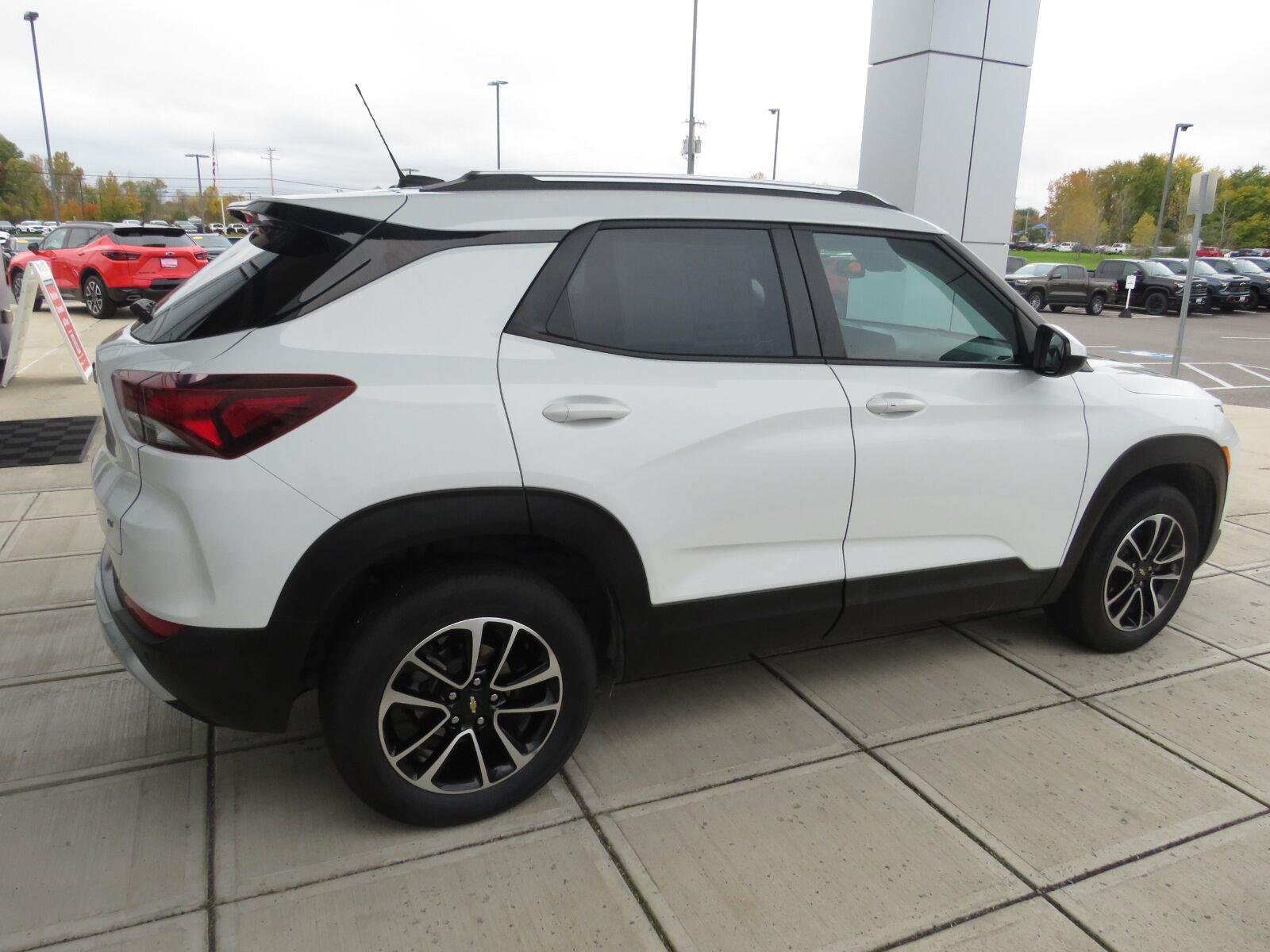 Used 2024 Summit White Chevrolet LT image 14