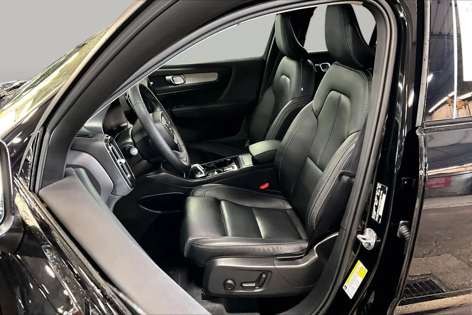 Used 2024 Onyx Black Metallic Volvo Plus Dark Theme image 9