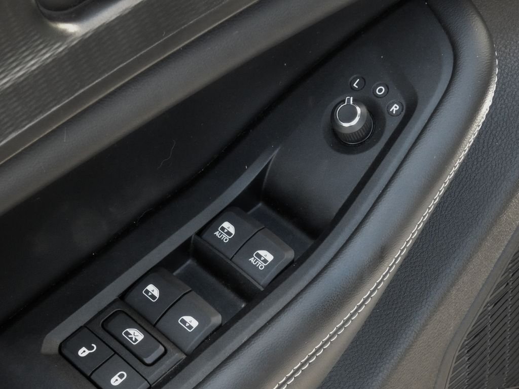 Used 2023 Gray Jeep Altitude image 8