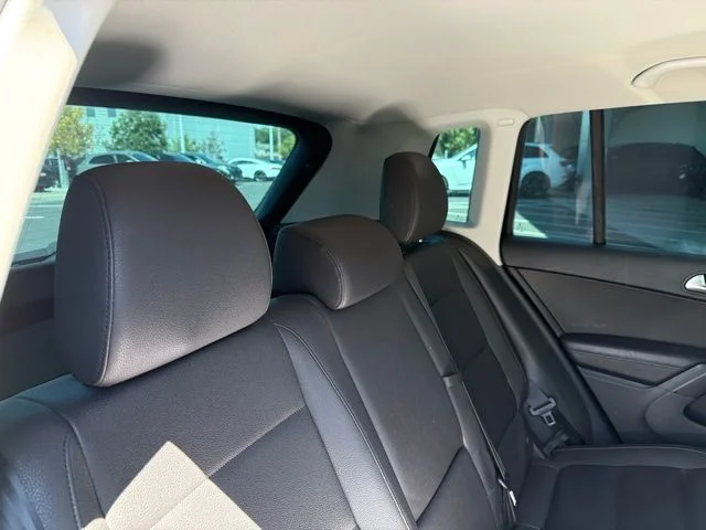 Used 2015 Black Volkswagen SE image 12