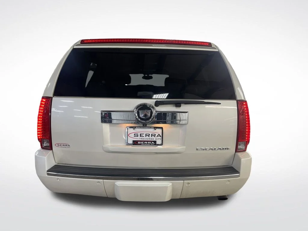 Used 2013 White Cadillac Luxury image 4