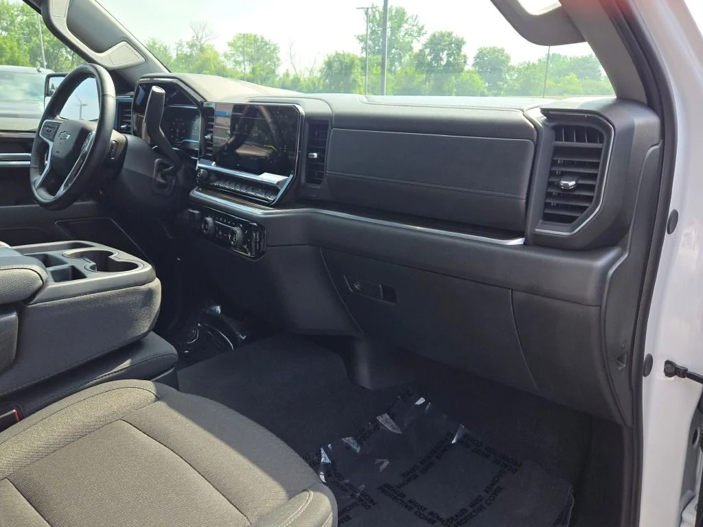 Used 2025 White Chevrolet RST image 7