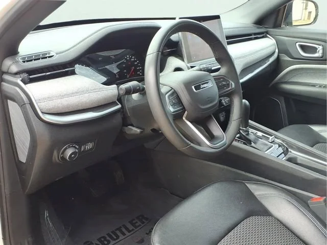 Used 2024  Jeep Latitude image 8