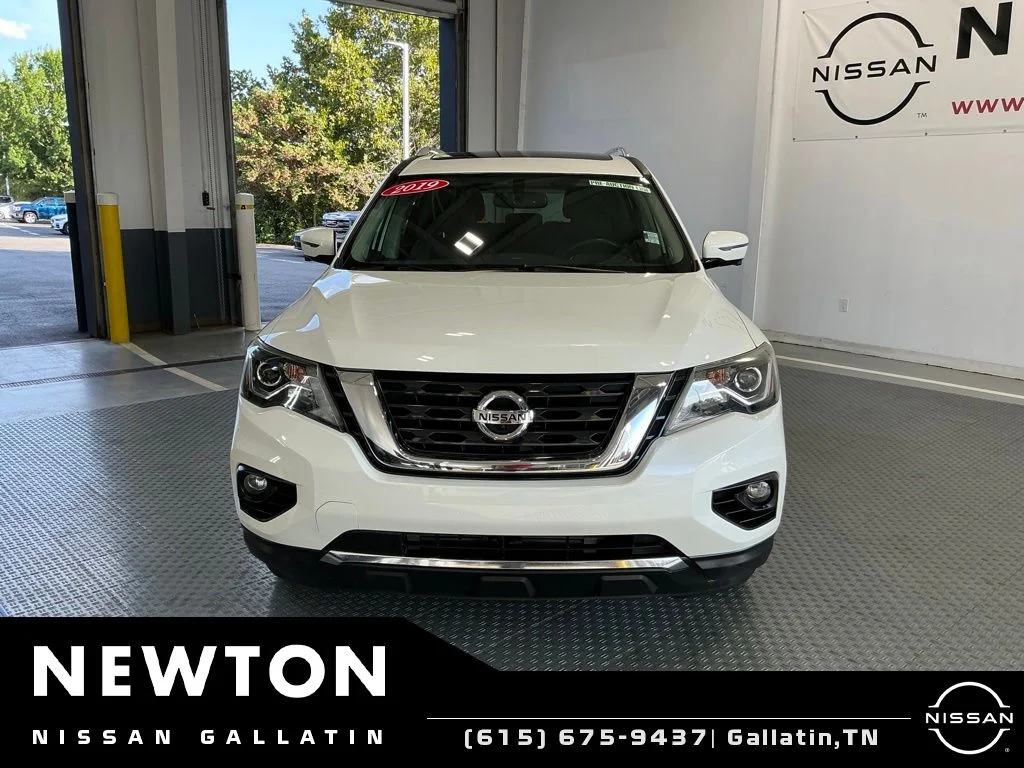 Used 2019 Pearl White Nissan Platinum image 28