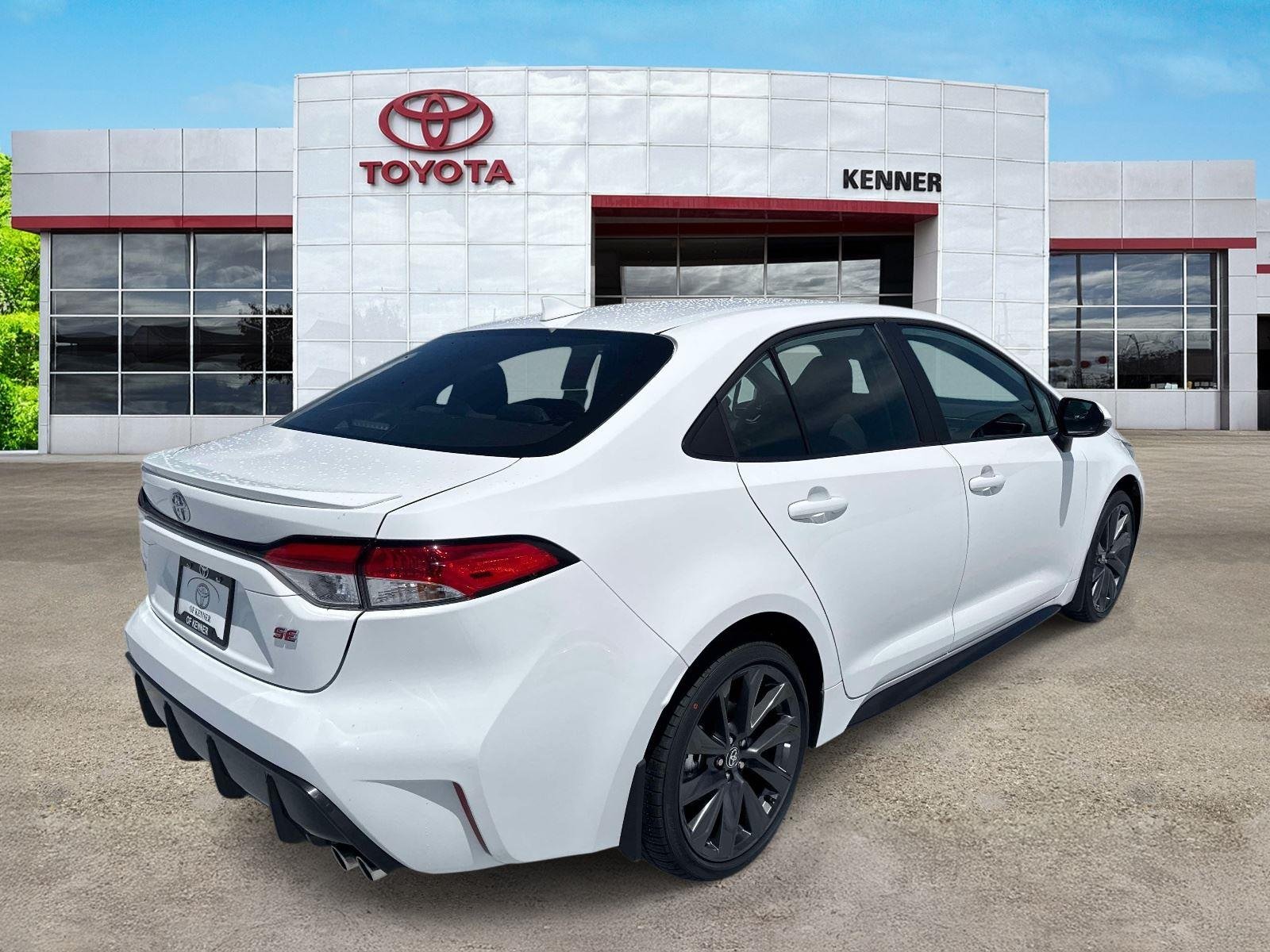 Used 2026 Ice Cap Toyota SE image 6