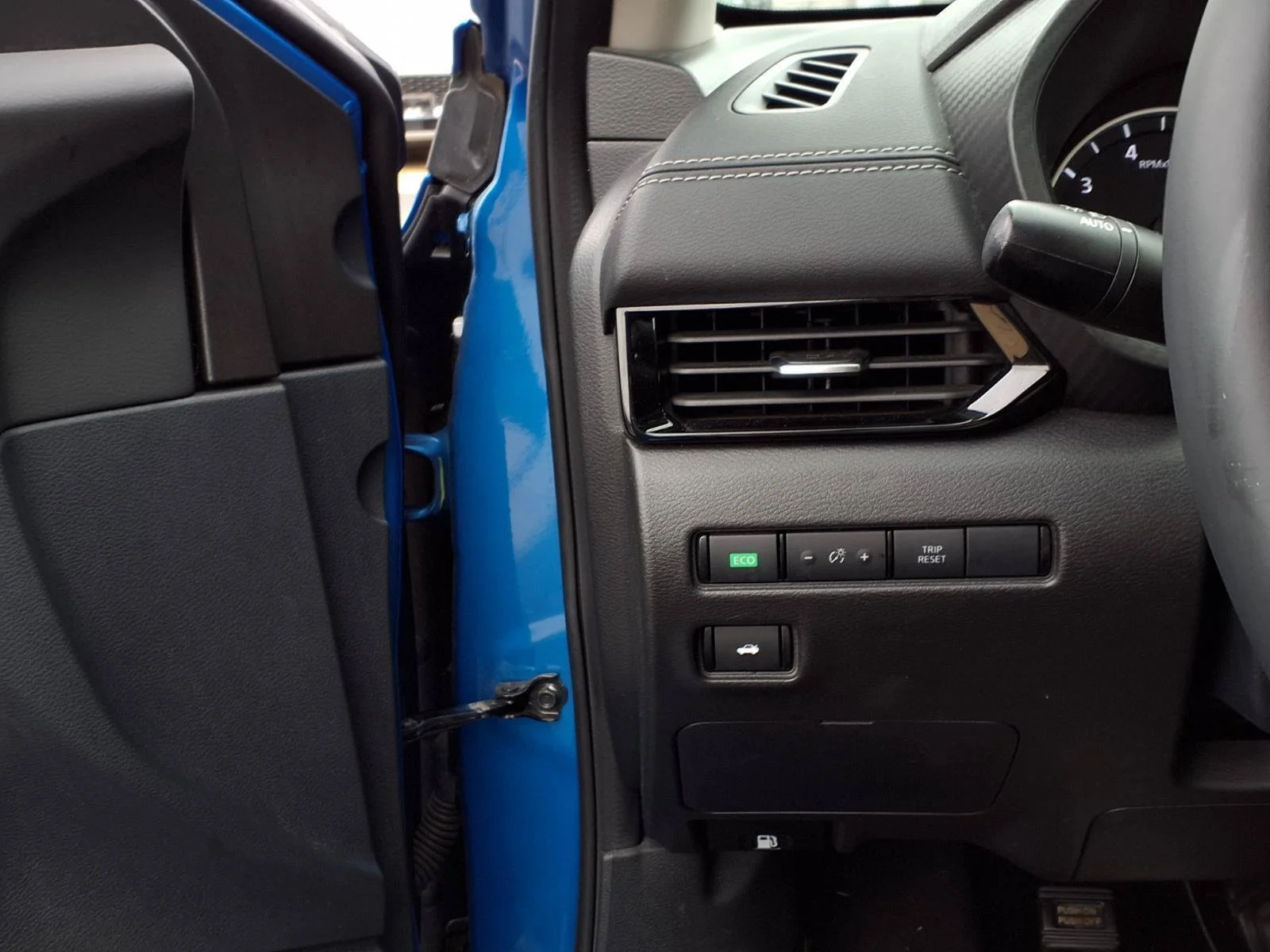 Used 2022 Electric Blue Metallic Nissan SV image 17