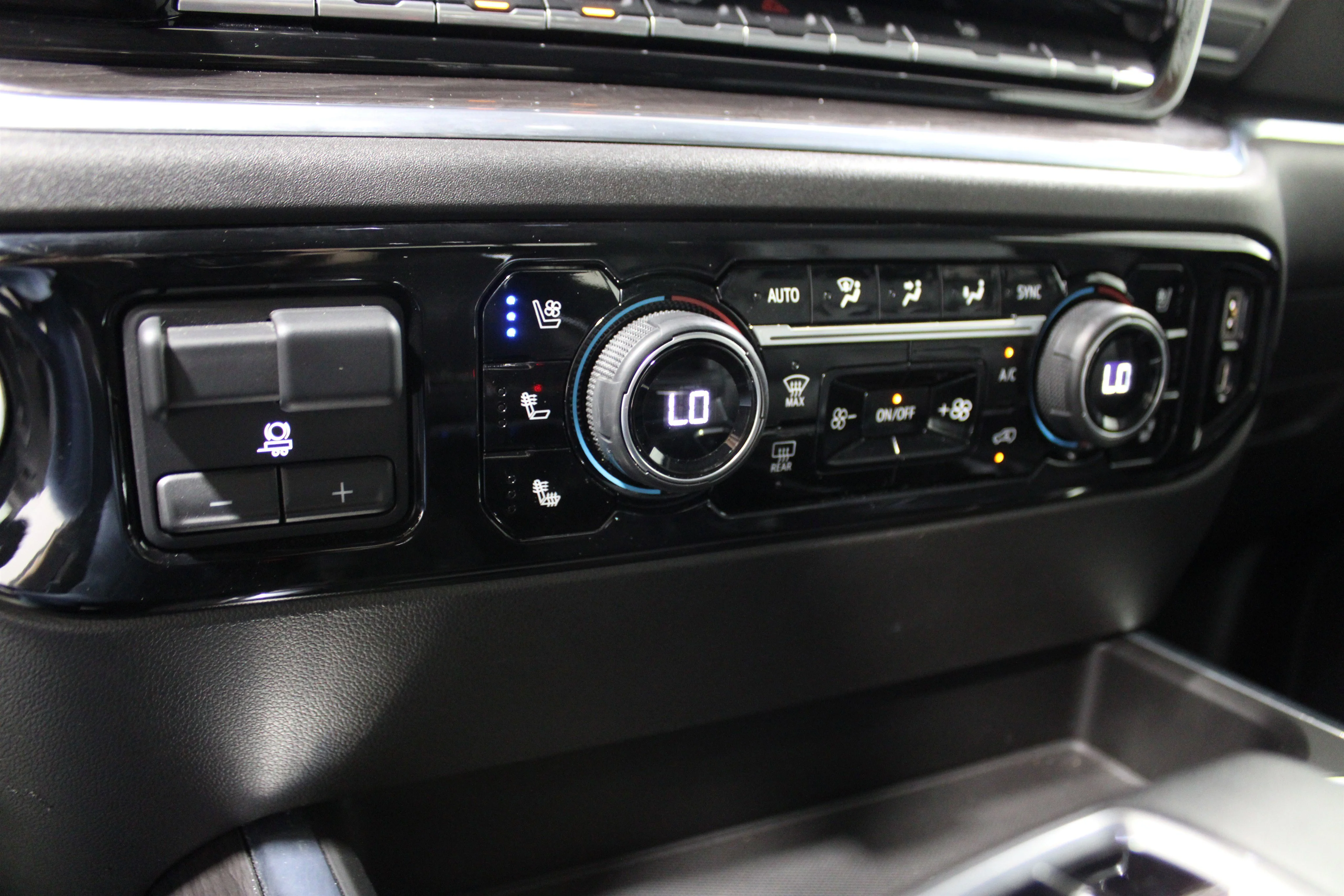 2022 Chevrolet Silverado 1500 LTZ - Photo 15