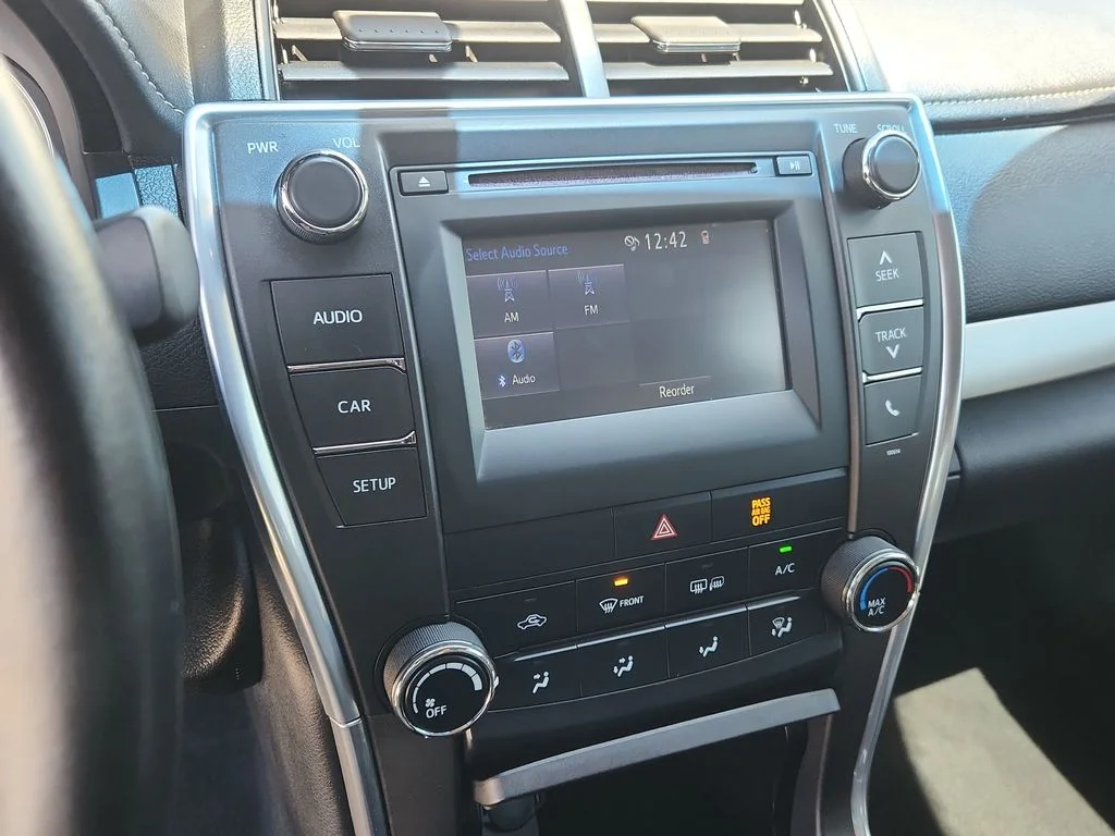Used 2016 Silver Toyota SE image 21