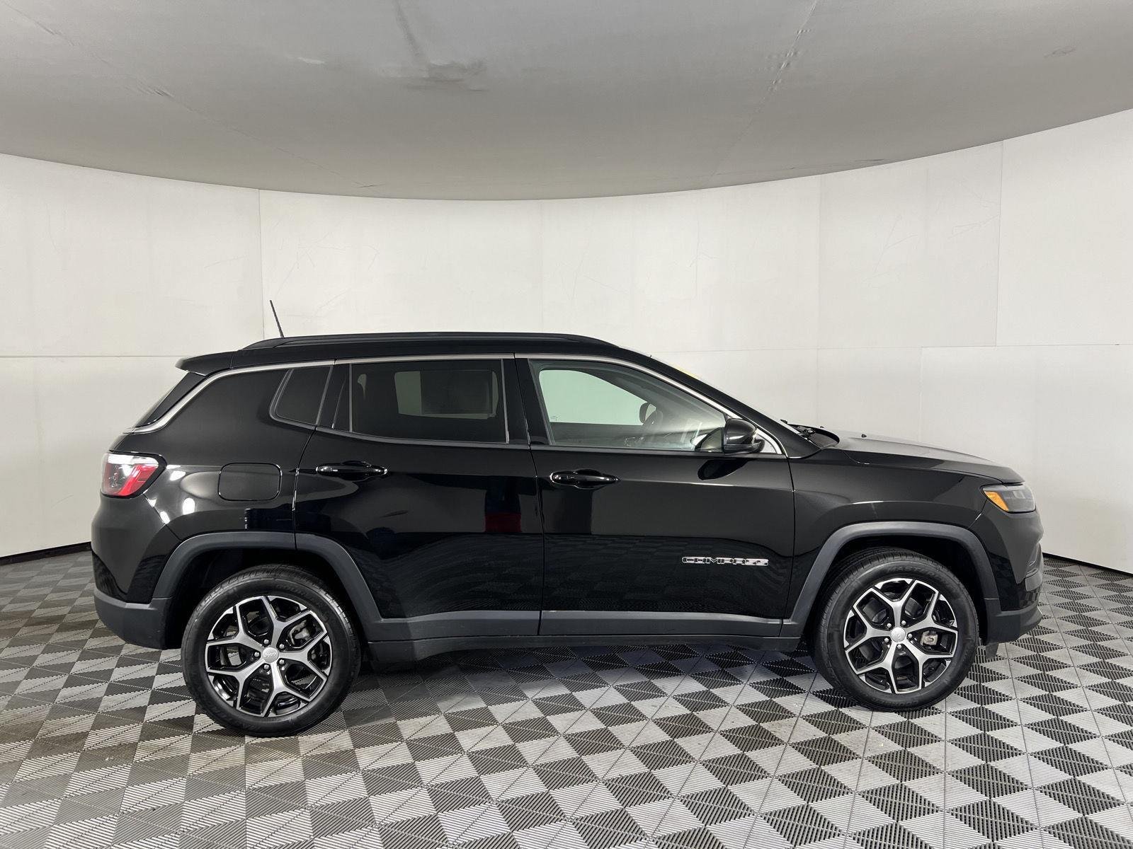 Used 2024 Diamond Black Crystal Pearlcoat Jeep Limited image 10