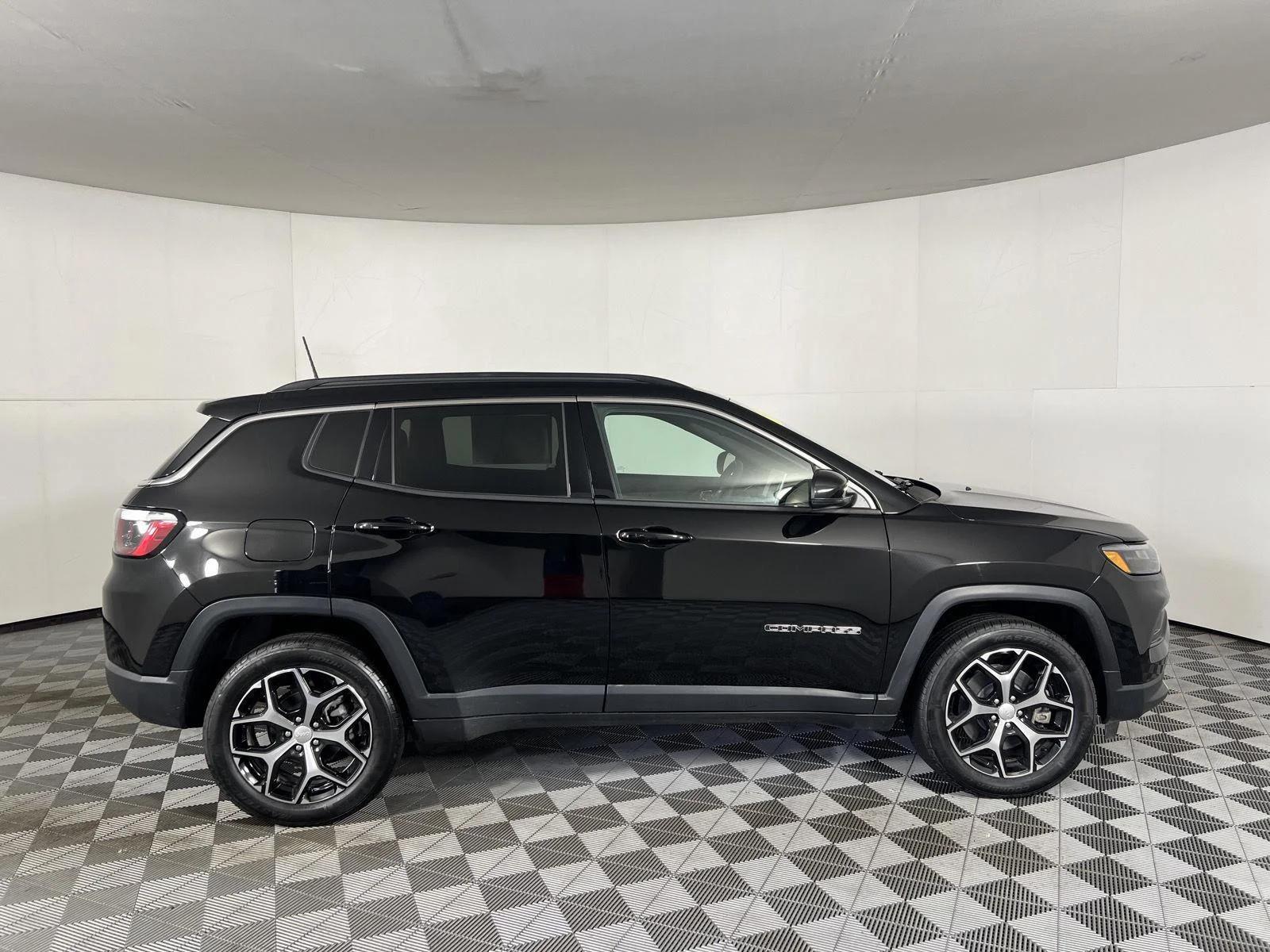 Used 2024 Diamond Black Crystal Pearlcoat Jeep Limited image 10