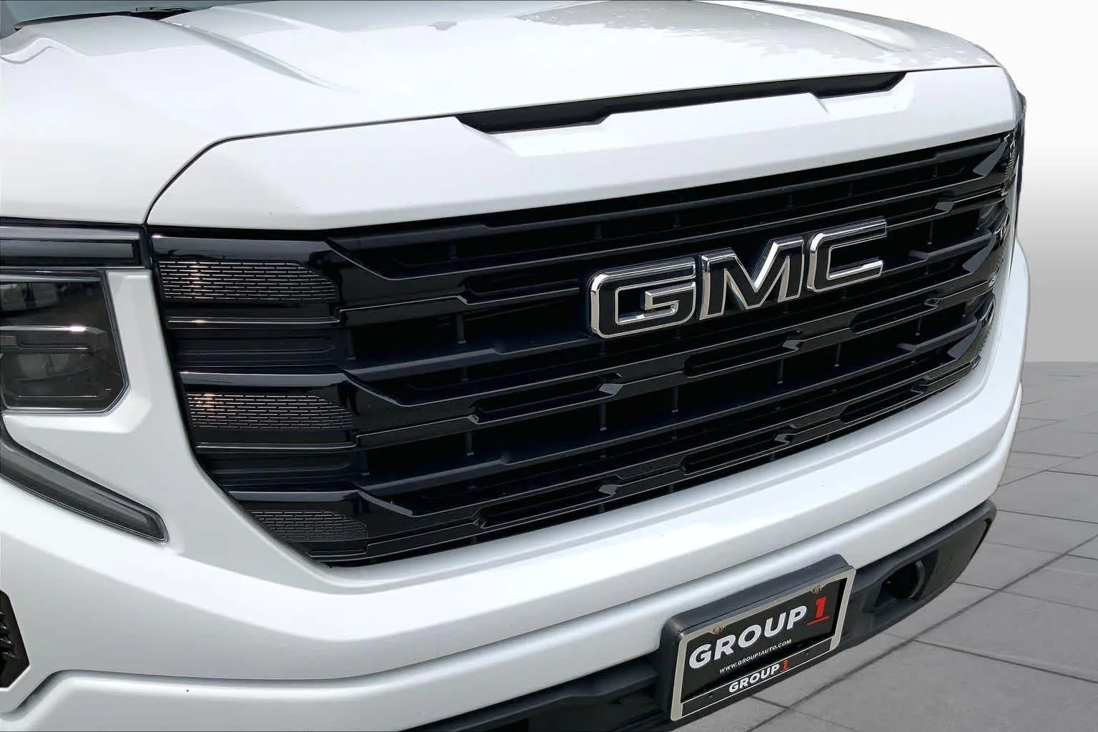 Used 2024 Summit White GMC Elevation image 30