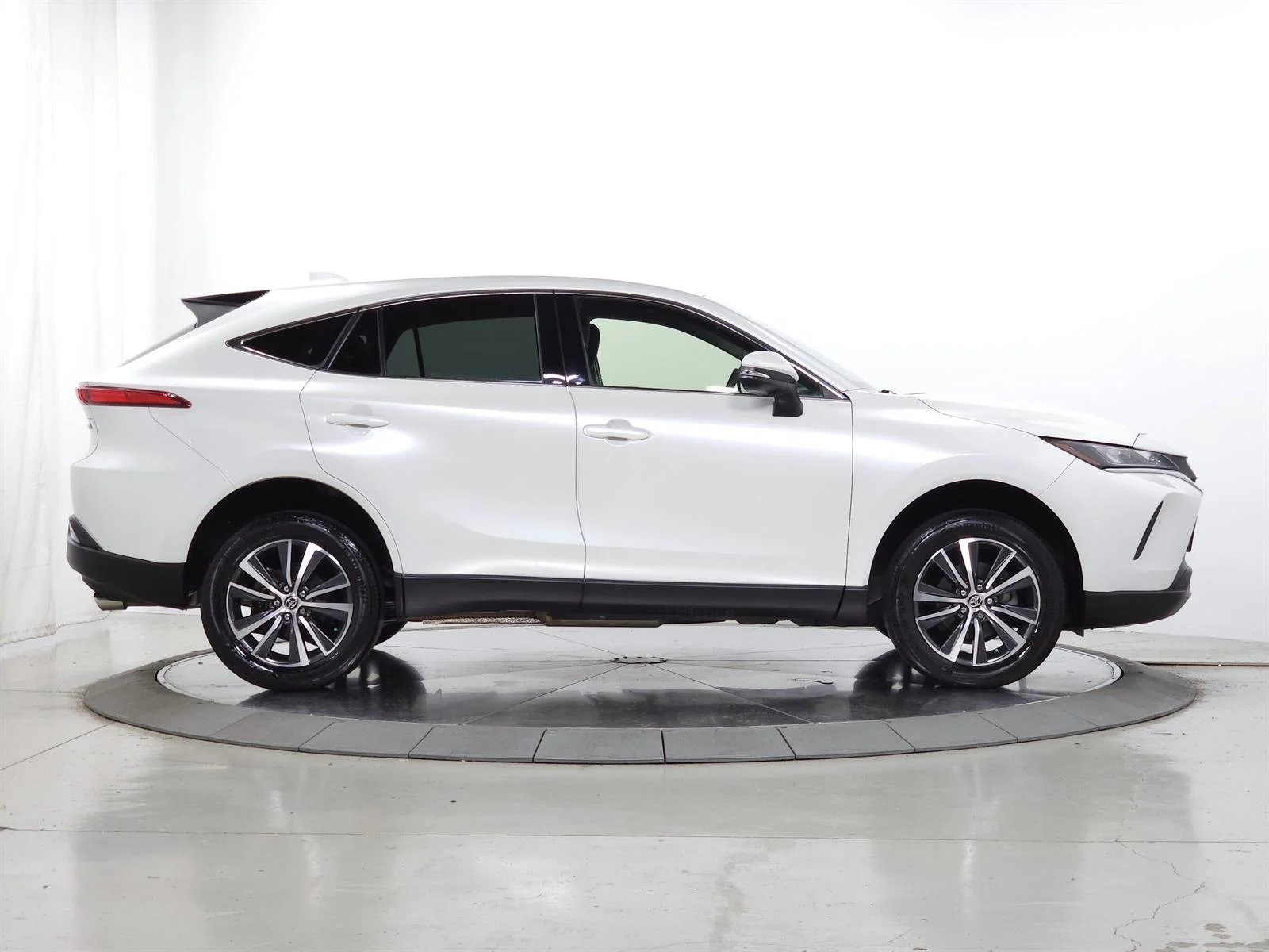 Used 2022 White Toyota LE image 12