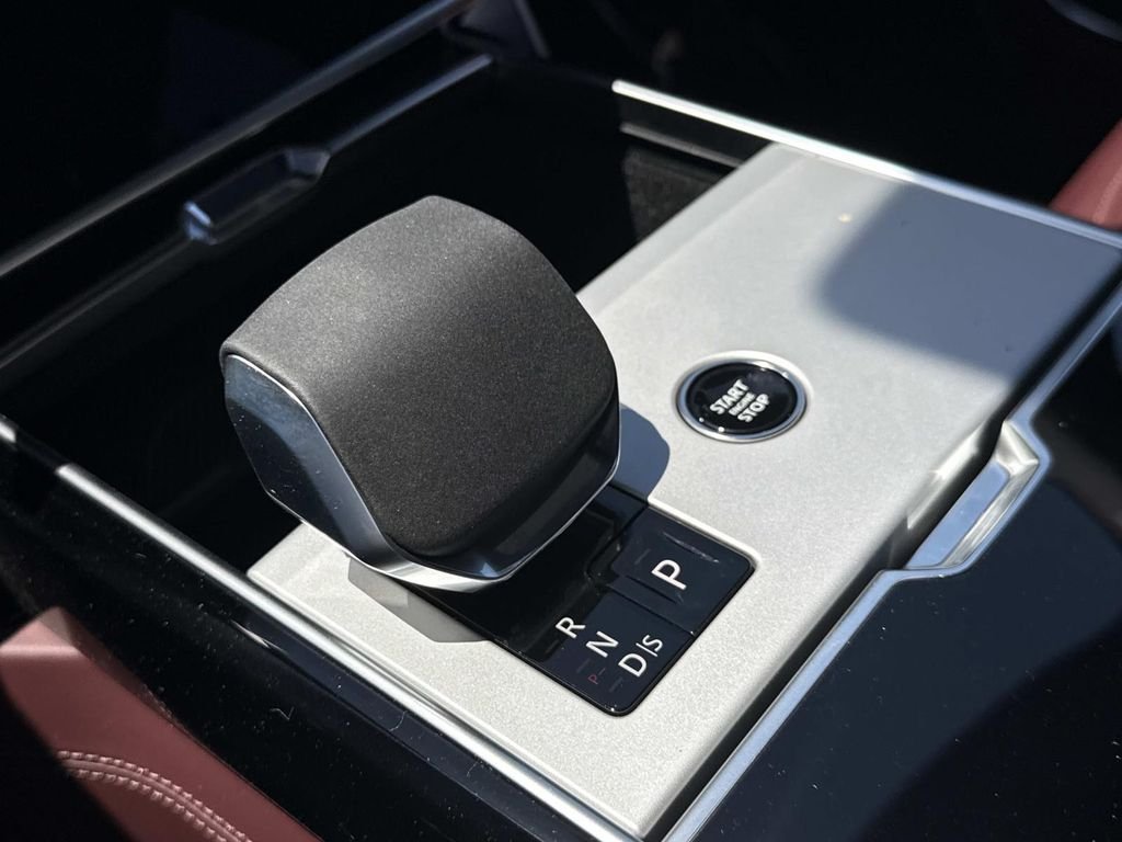 New 2026 Ethereal Frost Satin Land Rover SE image 5